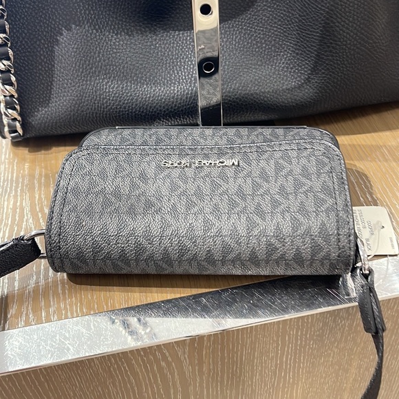 MICHAEL KORS
COOPER EW Phone XBody 
Black 
NWT - Picture 2 of 16